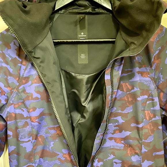 ❤️💜Lululemon Rain for Daze Jacket II Hounds Camo Emperor Blue Black Size 6💜❤️ - Picture 5 of 8